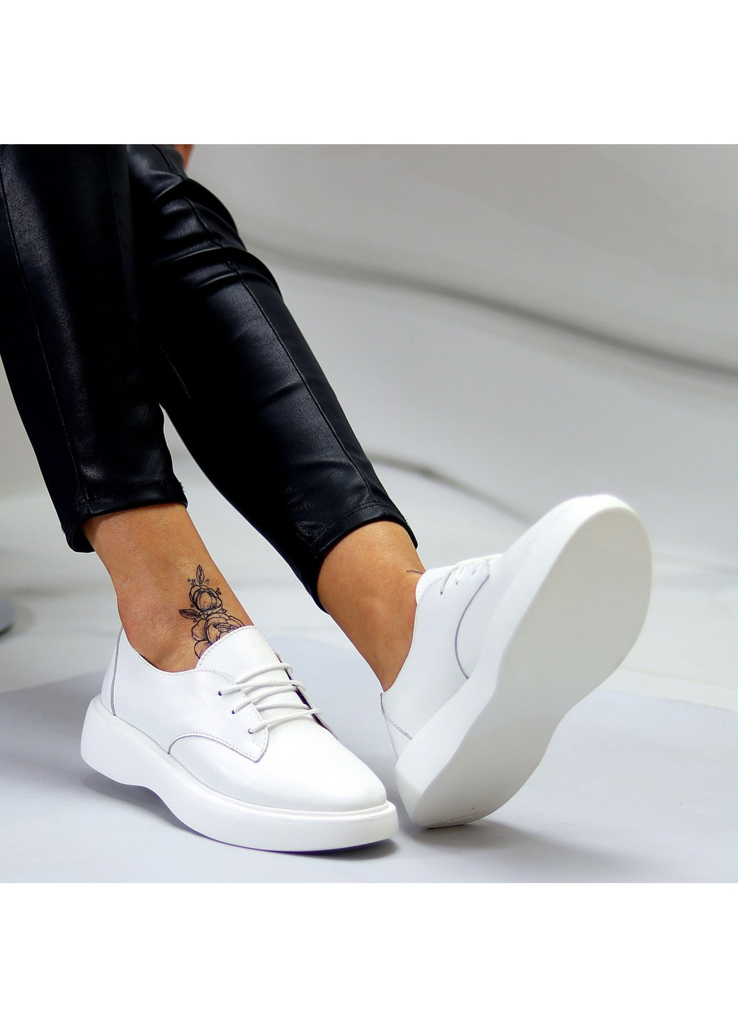 Туфли женские на шнуровке белые из натуральной кожи Melasva на низком каблуке