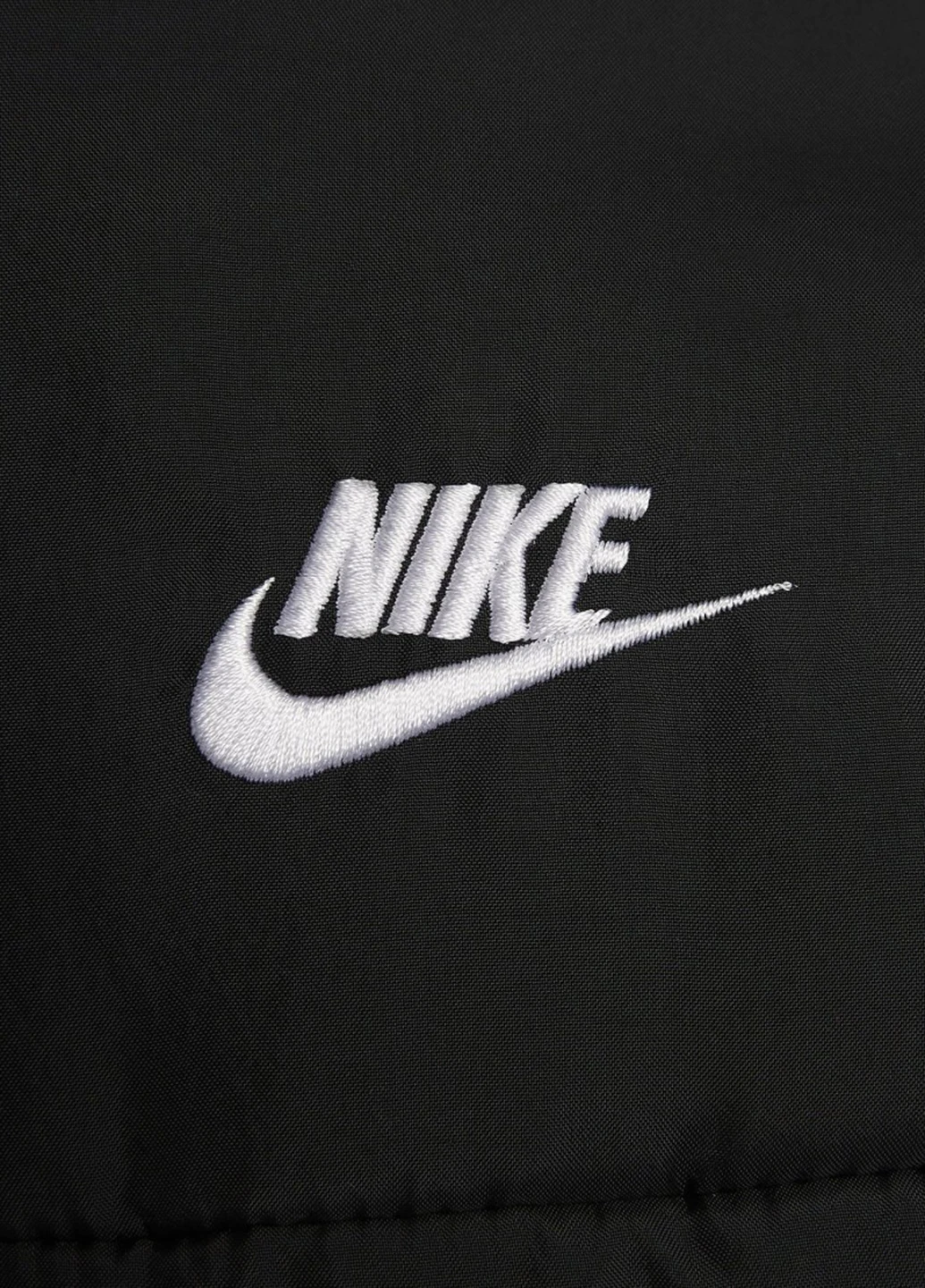 Черная зимняя куртка Nike FB7672-010
