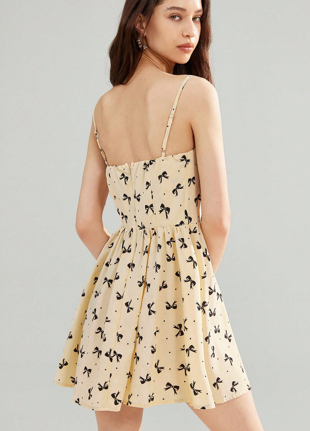 Бежевое кэжуал платье с открытыми плечами SHEIN с рисунком