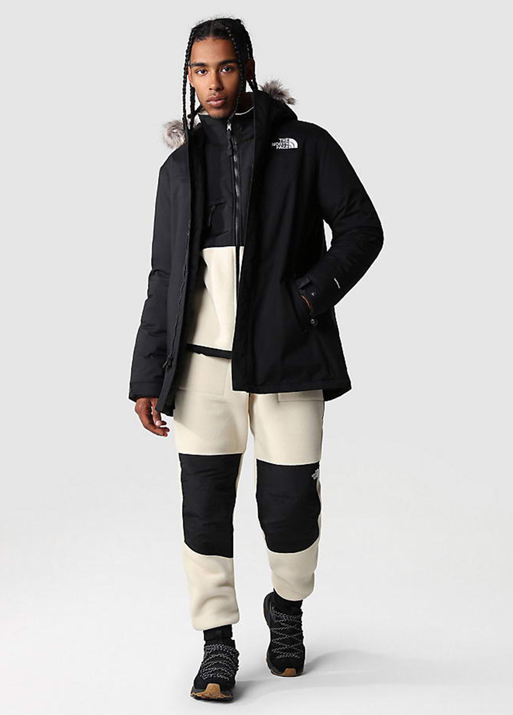 Черная зимняя куртка The North Face NF0A4M8HJK31