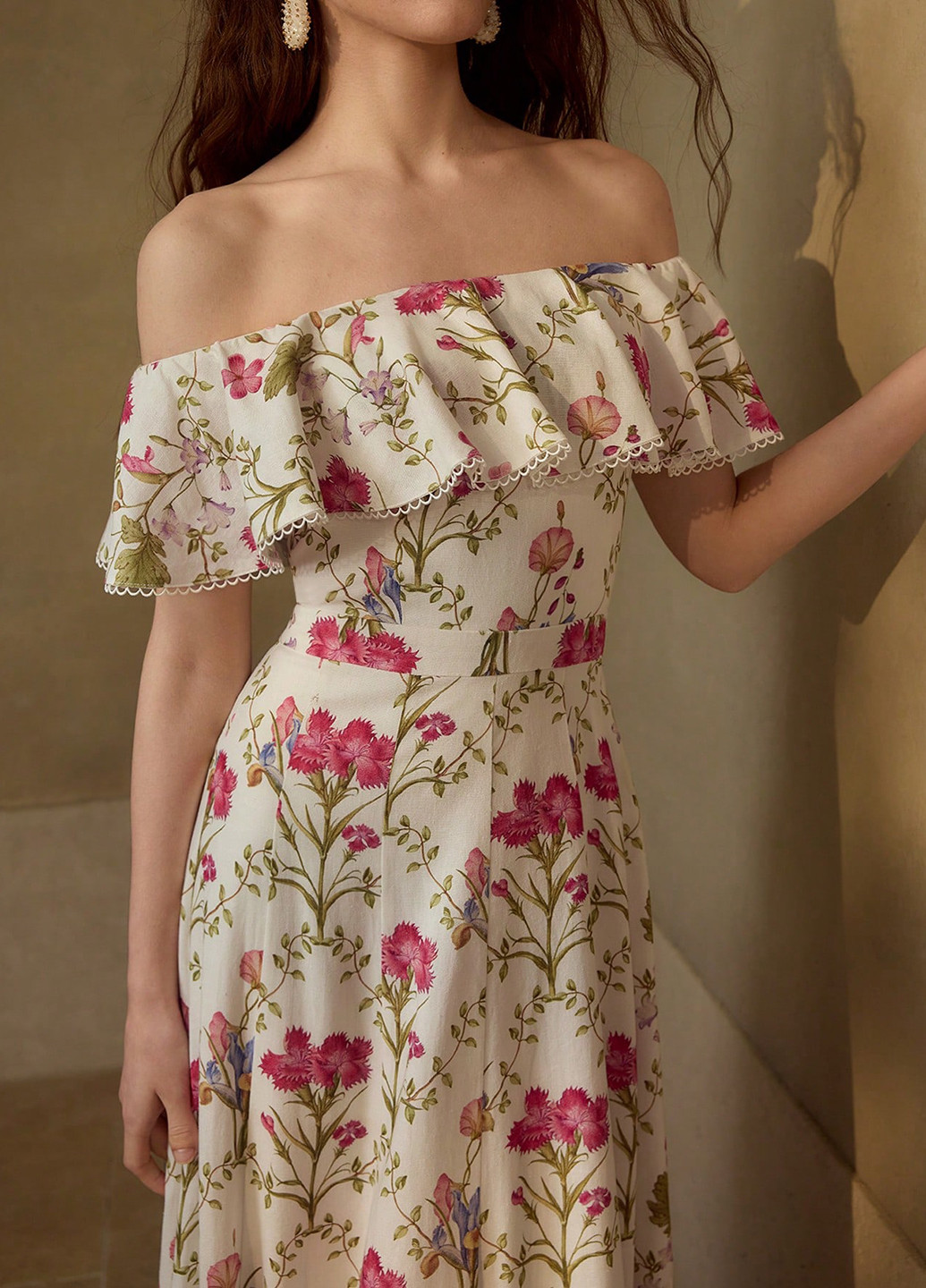 Кремовое кэжуал платье клеш, с открытыми плечами, с открытой спиной SHEIN с цветочным принтом