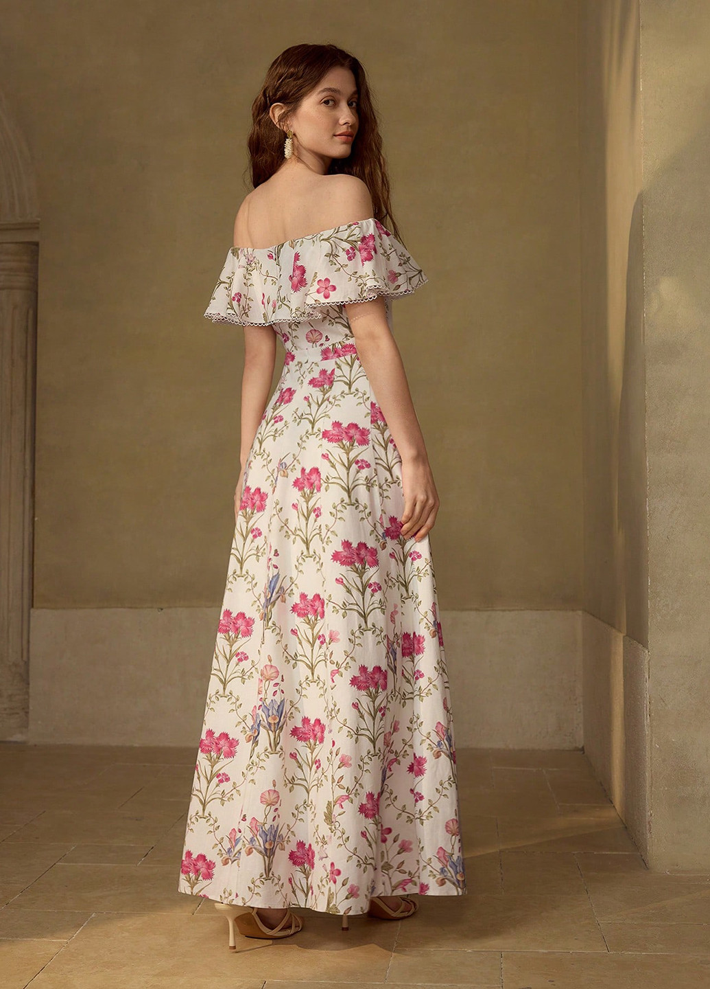 Кремовое кэжуал платье клеш, с открытыми плечами, с открытой спиной SHEIN с цветочным принтом