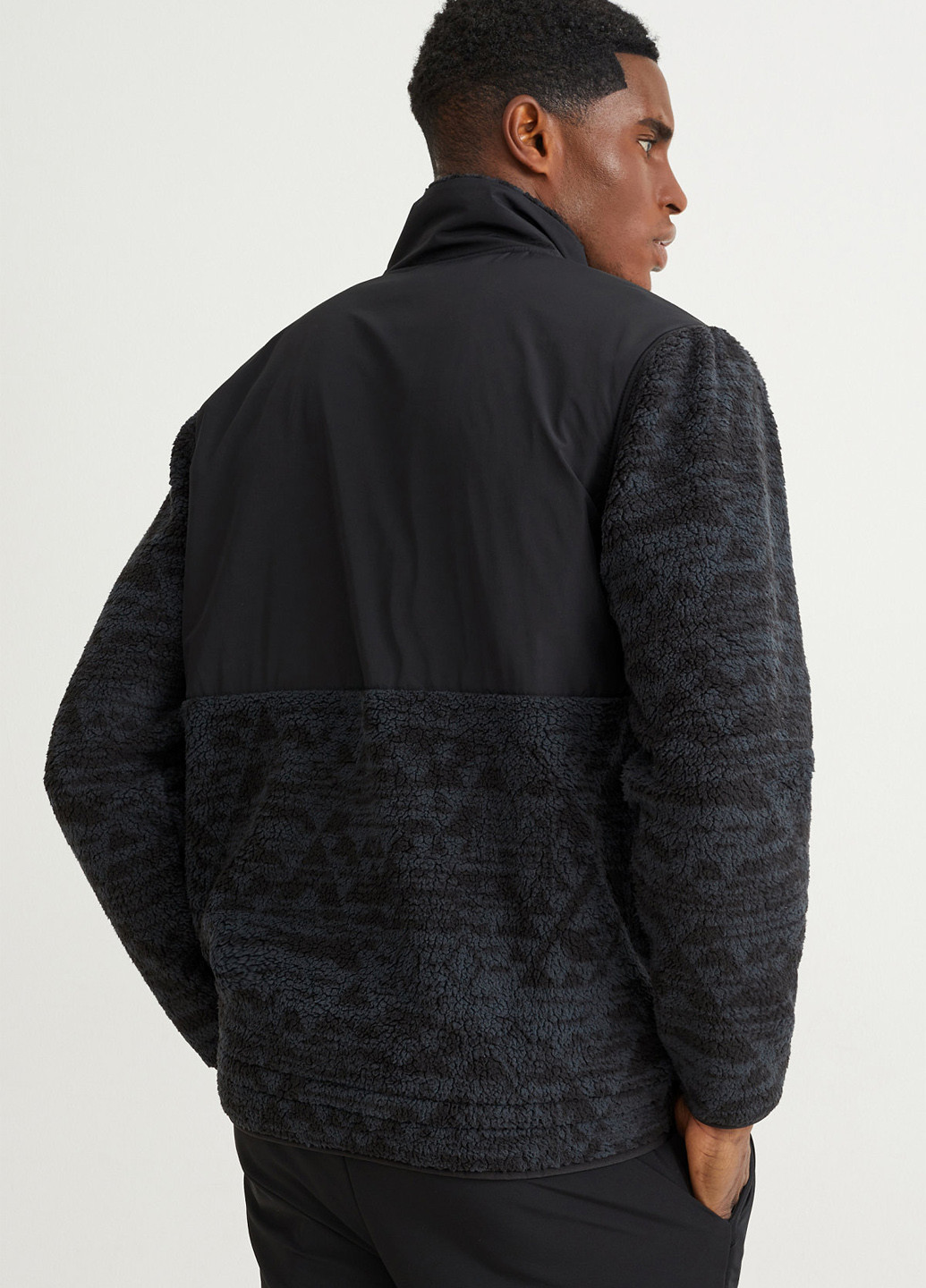 Чорна демісезонна куртка C&A