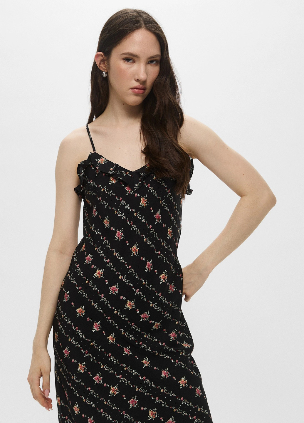 Черное кэжуал платье платье-комбинация H&M с цветочным принтом