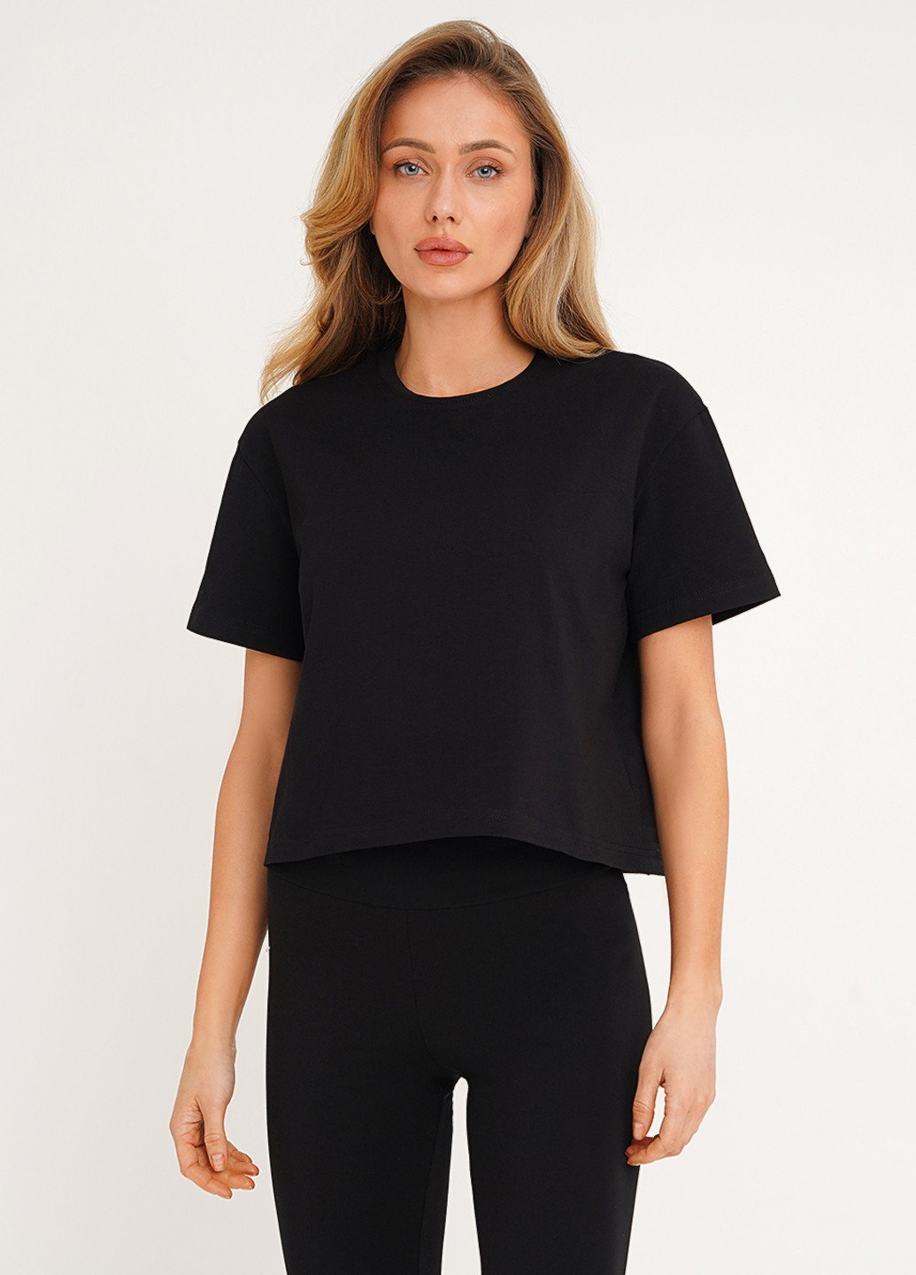Черная всесезон укороченная женская футболка KASTA design