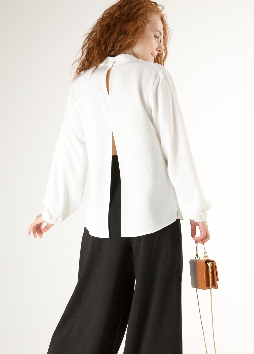 Белая демисезонная классическая женская блуза из жатки вискозы. INNOE Блуза