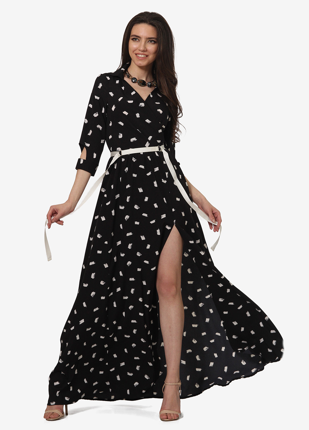 Черно-белое кэжуал платье на запах Lila Kass с абстрактным узором