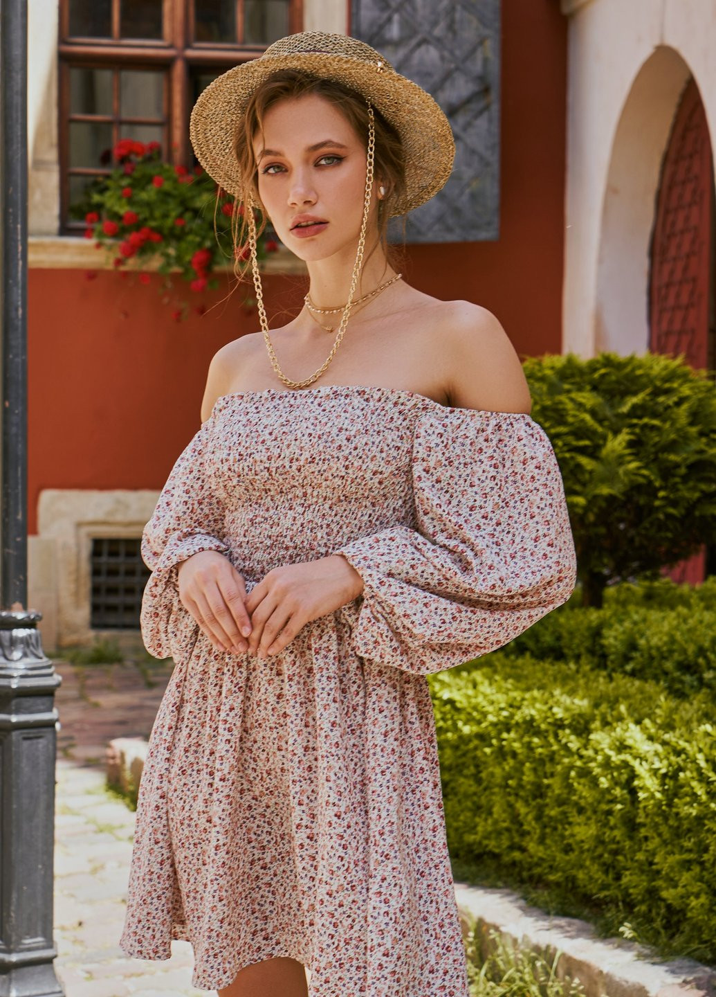 Молочна повсякденний оригінальна сукня з квітами Gepur однотонна