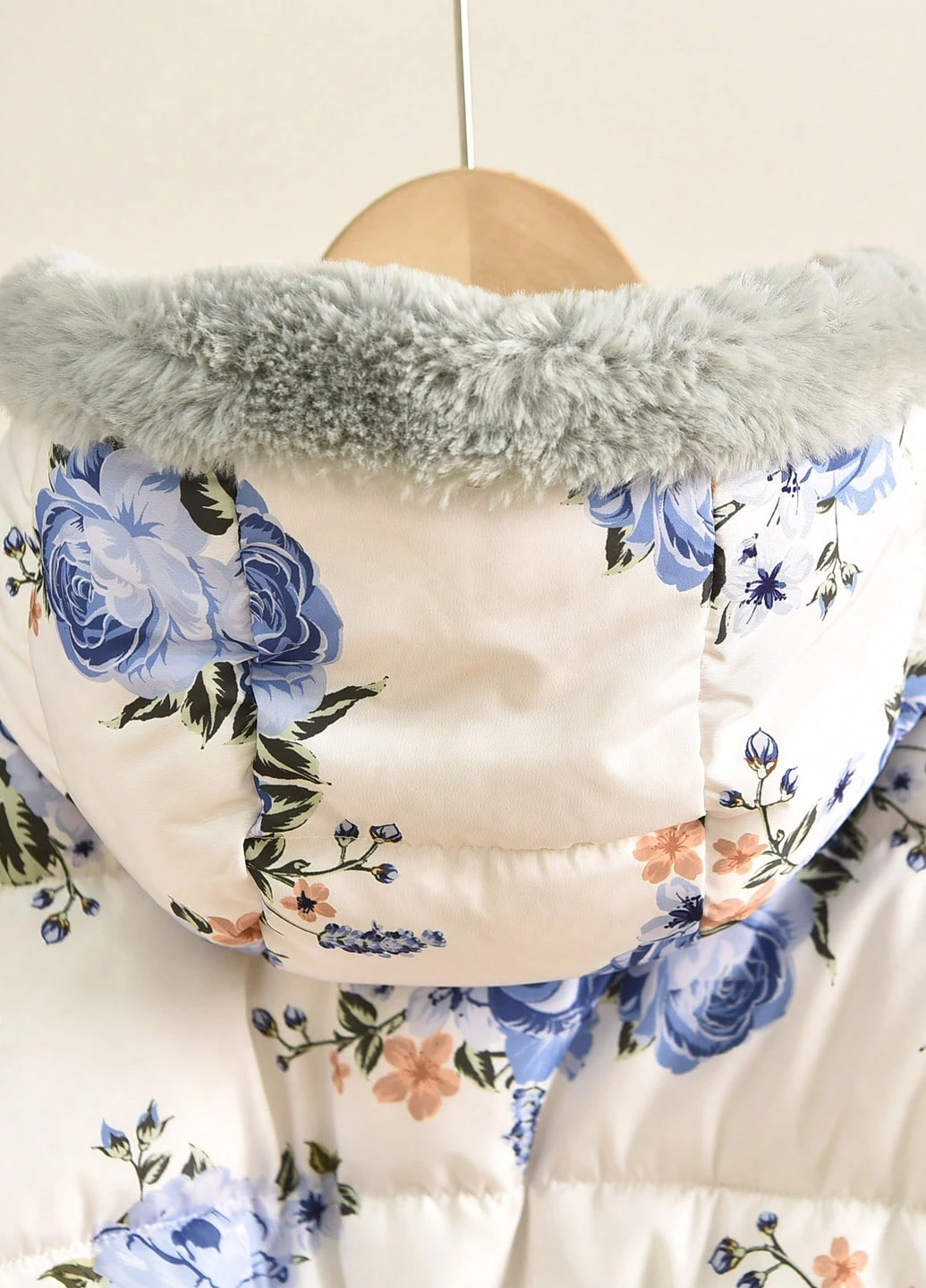 Кремова зимня куртка SHEIN