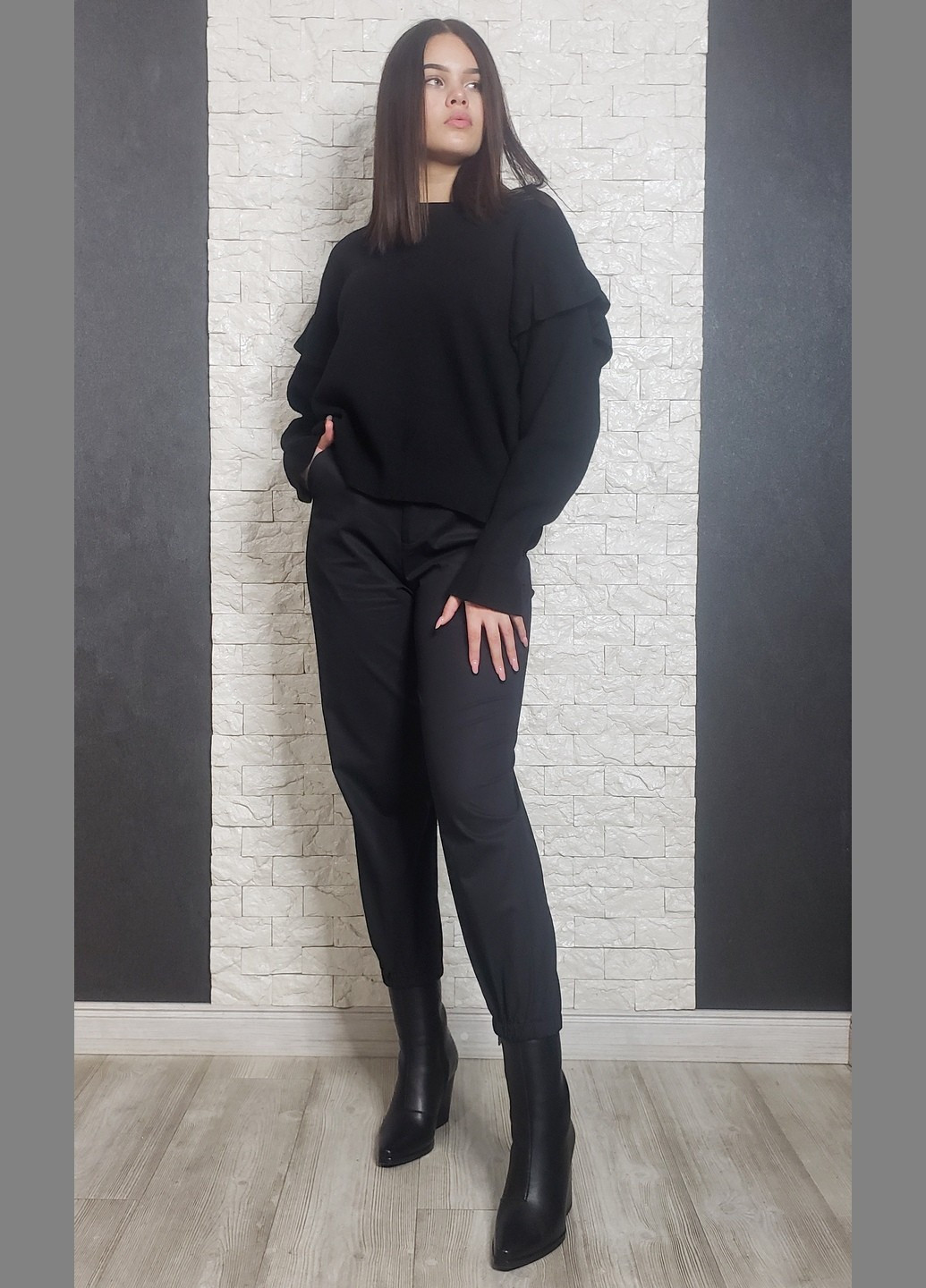 Чорний зимовий светр Sleek Chic