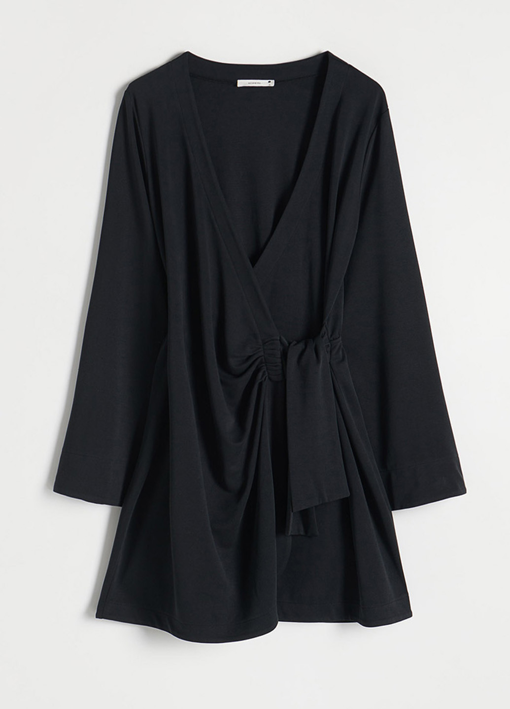 Черное кэжуал платье на запах Reserved однотонное