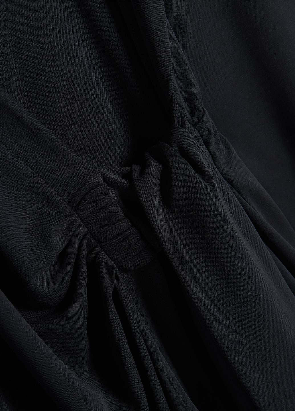 Черное кэжуал платье на запах Reserved однотонное