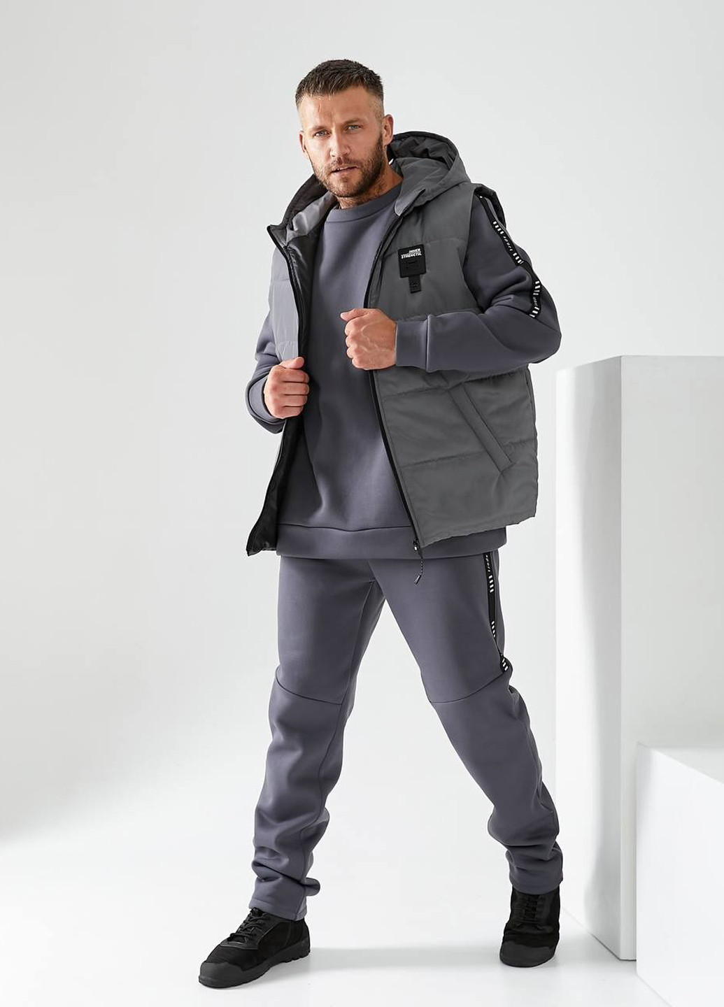 Темно-серый демисезонный костюм (жилет, свитшот, брюки) брючный, тройка No Brand