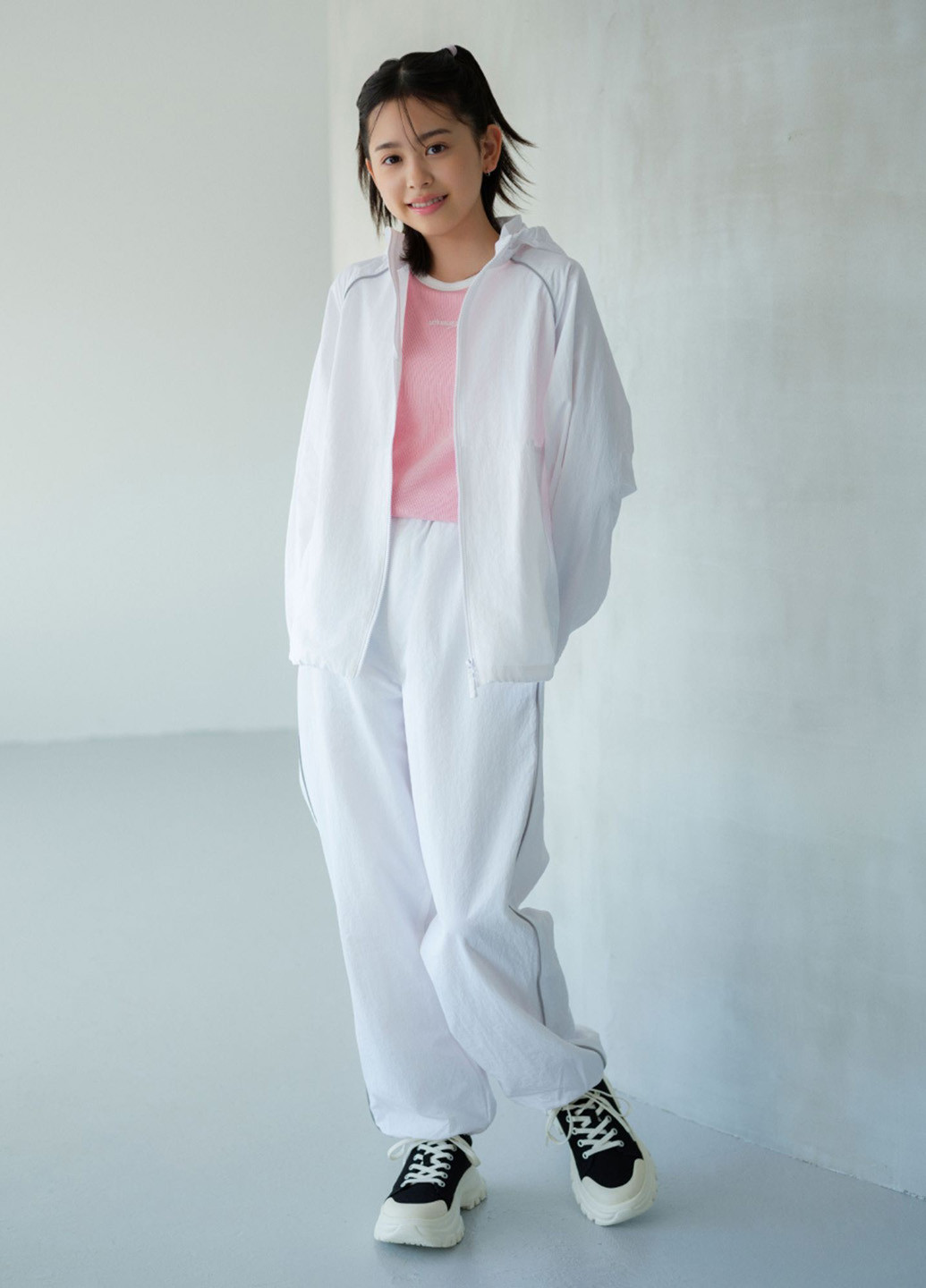 Біла демісезонна вітровка Uniqlo