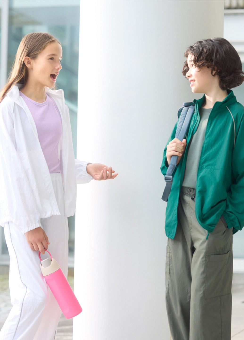 Біла демісезонна вітровка Uniqlo