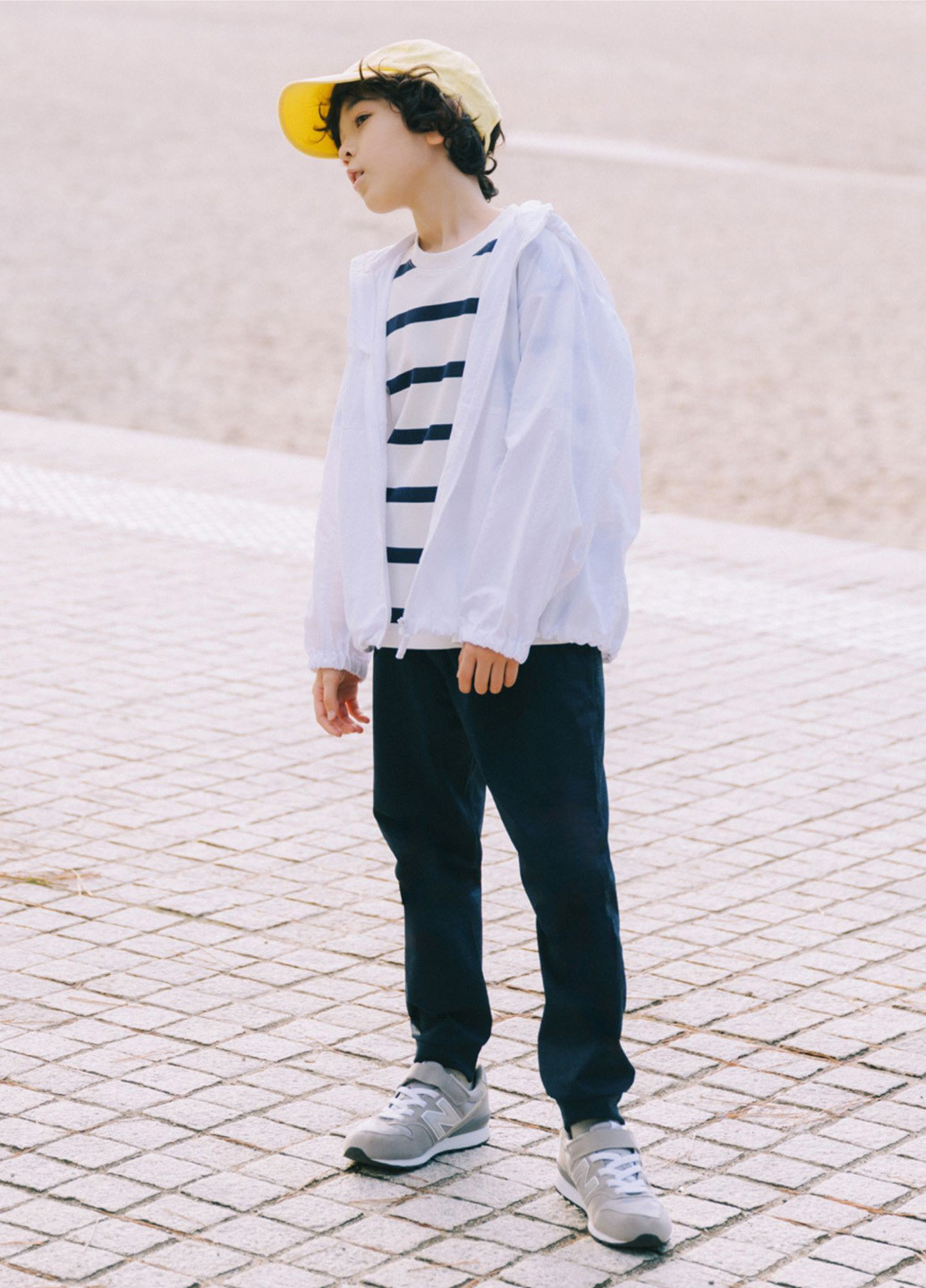 Біла демісезонна вітровка Uniqlo