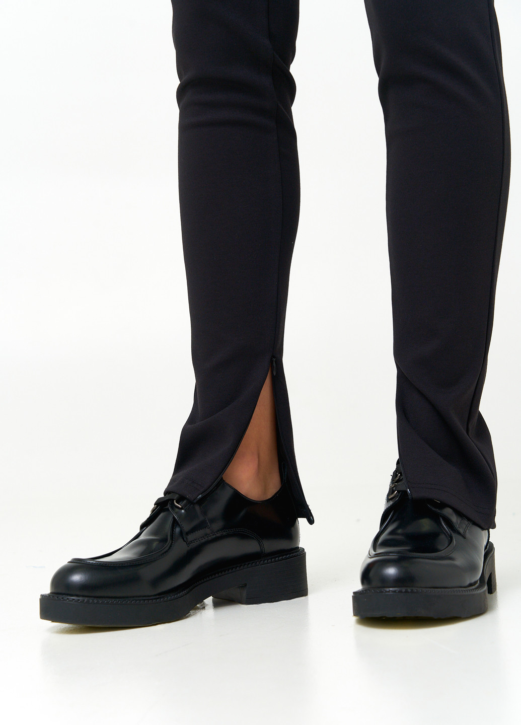 Черные кэжуал демисезонные зауженные брюки KASTA design