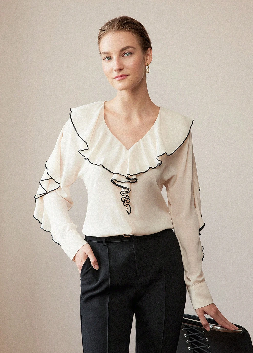 Молочна блуза SHEIN