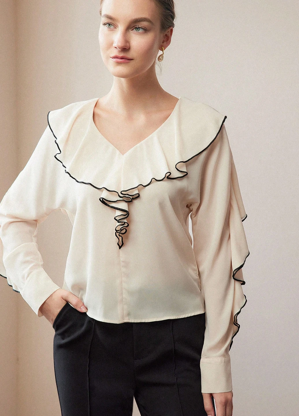 Молочна блуза SHEIN