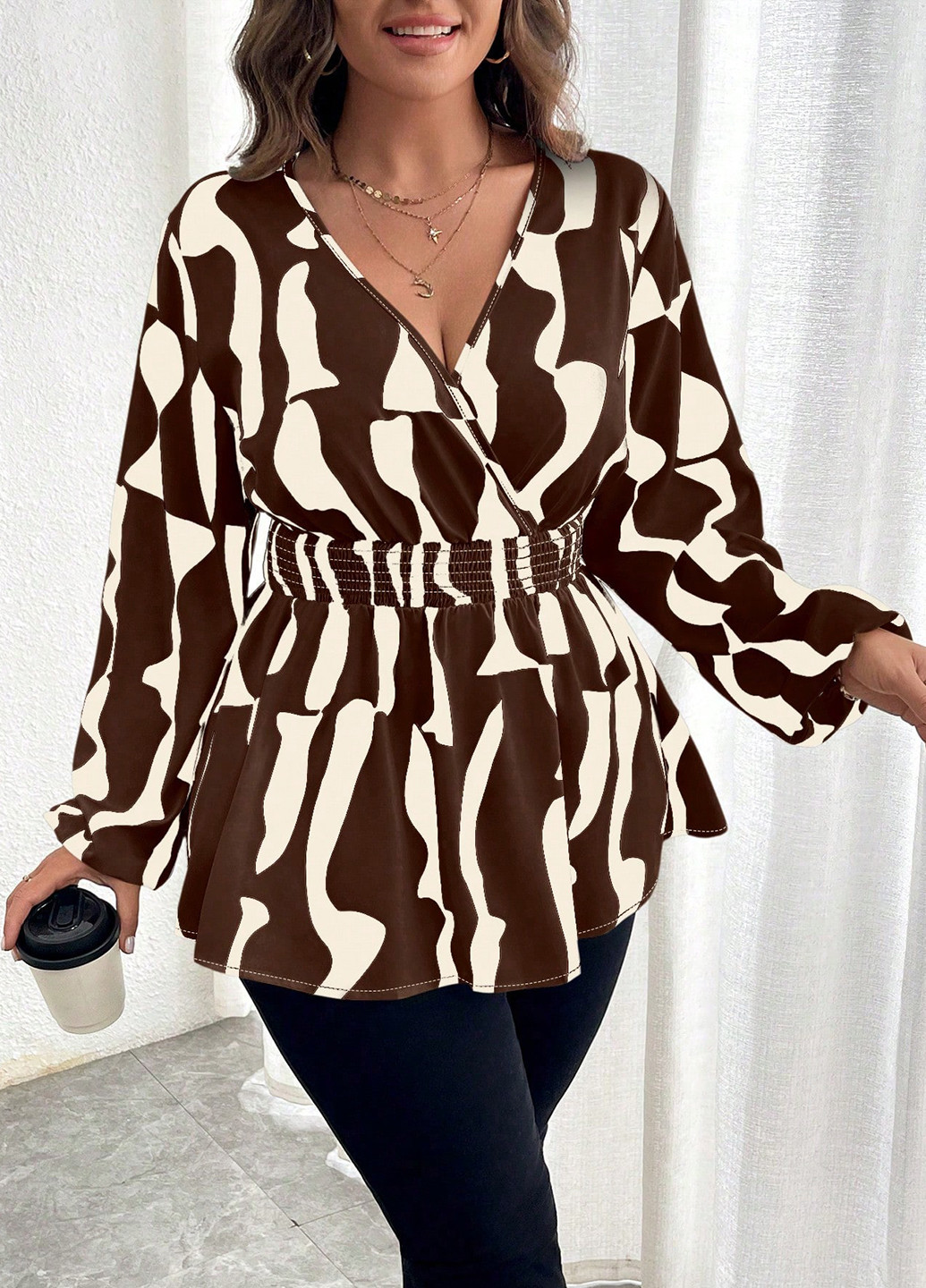 Комбинированная блуза на запах SHEIN