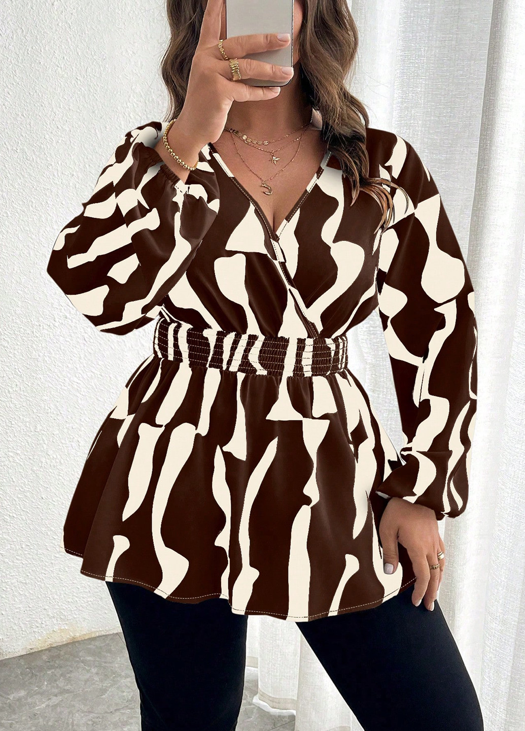 Комбинированная блуза на запах SHEIN