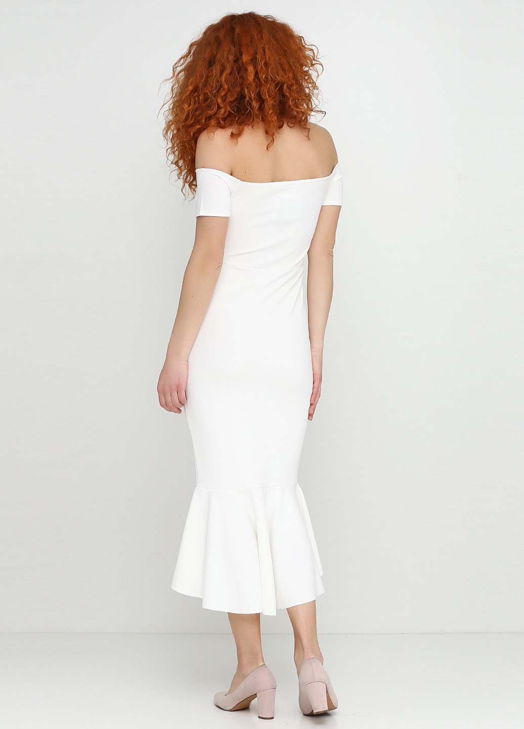 Белое вечернее платье с открытыми плечами Missguided однотонное