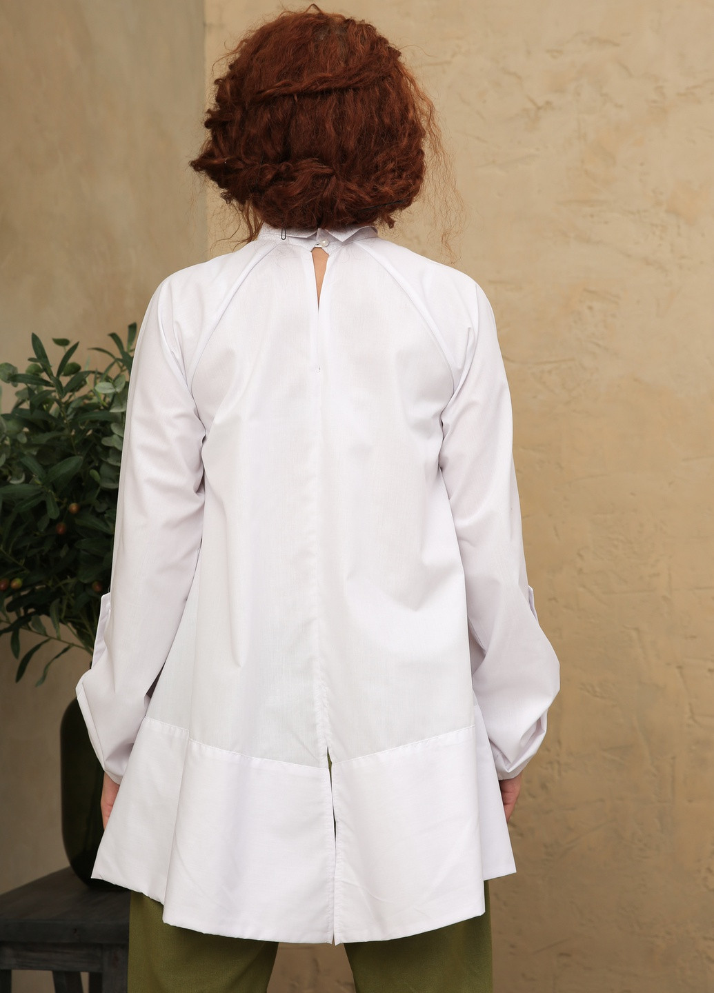 Белая демисезонная дизайнерская туника с вышивкой INNOE Блуза с вышивкой