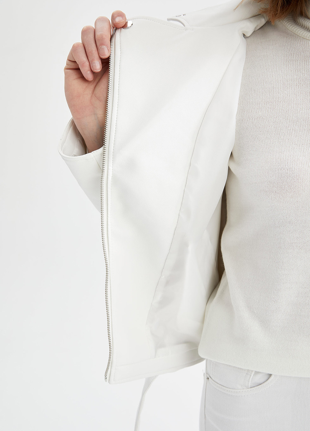Белая демисезонная куртка DeFacto