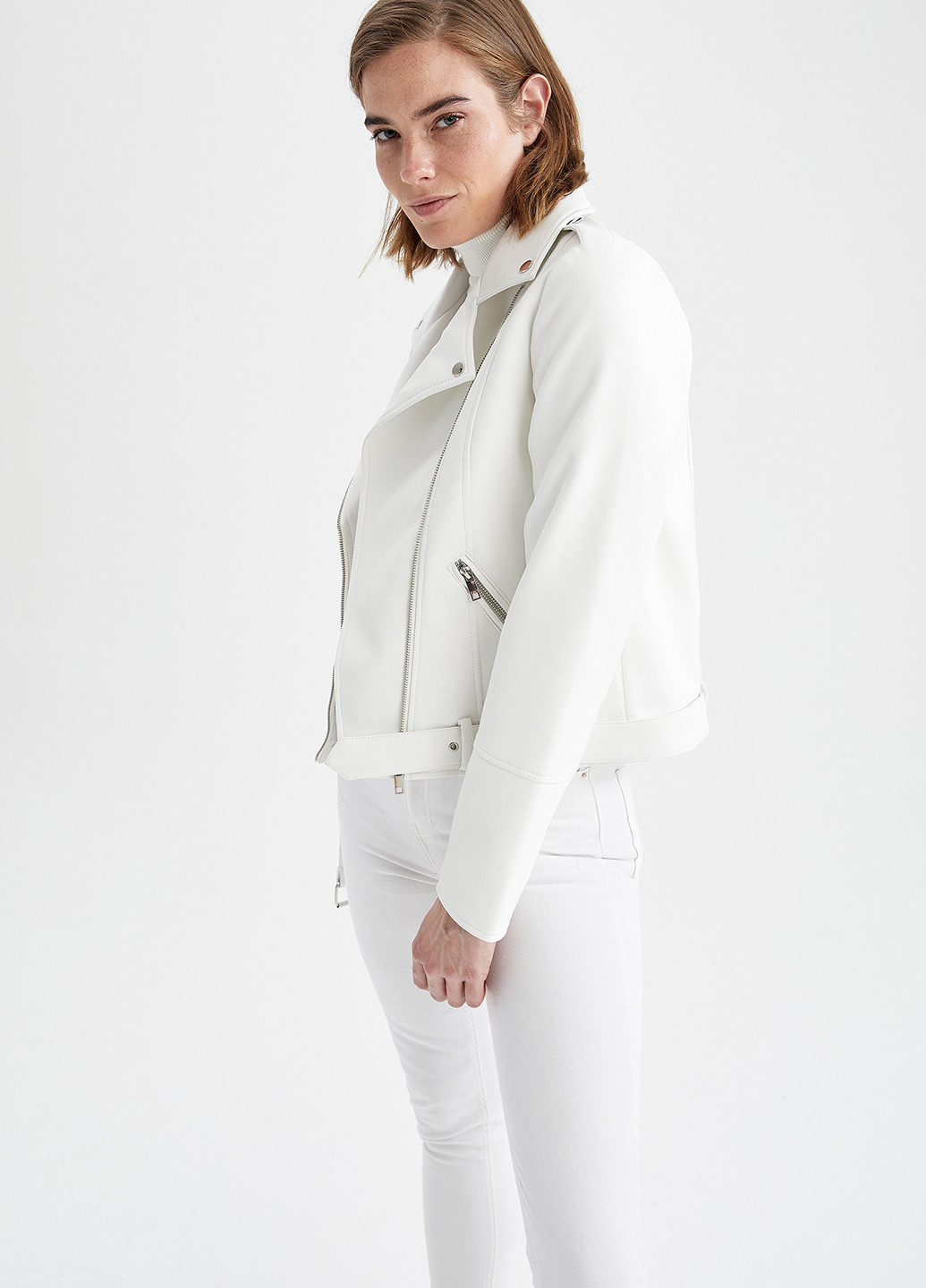 Белая демисезонная куртка DeFacto