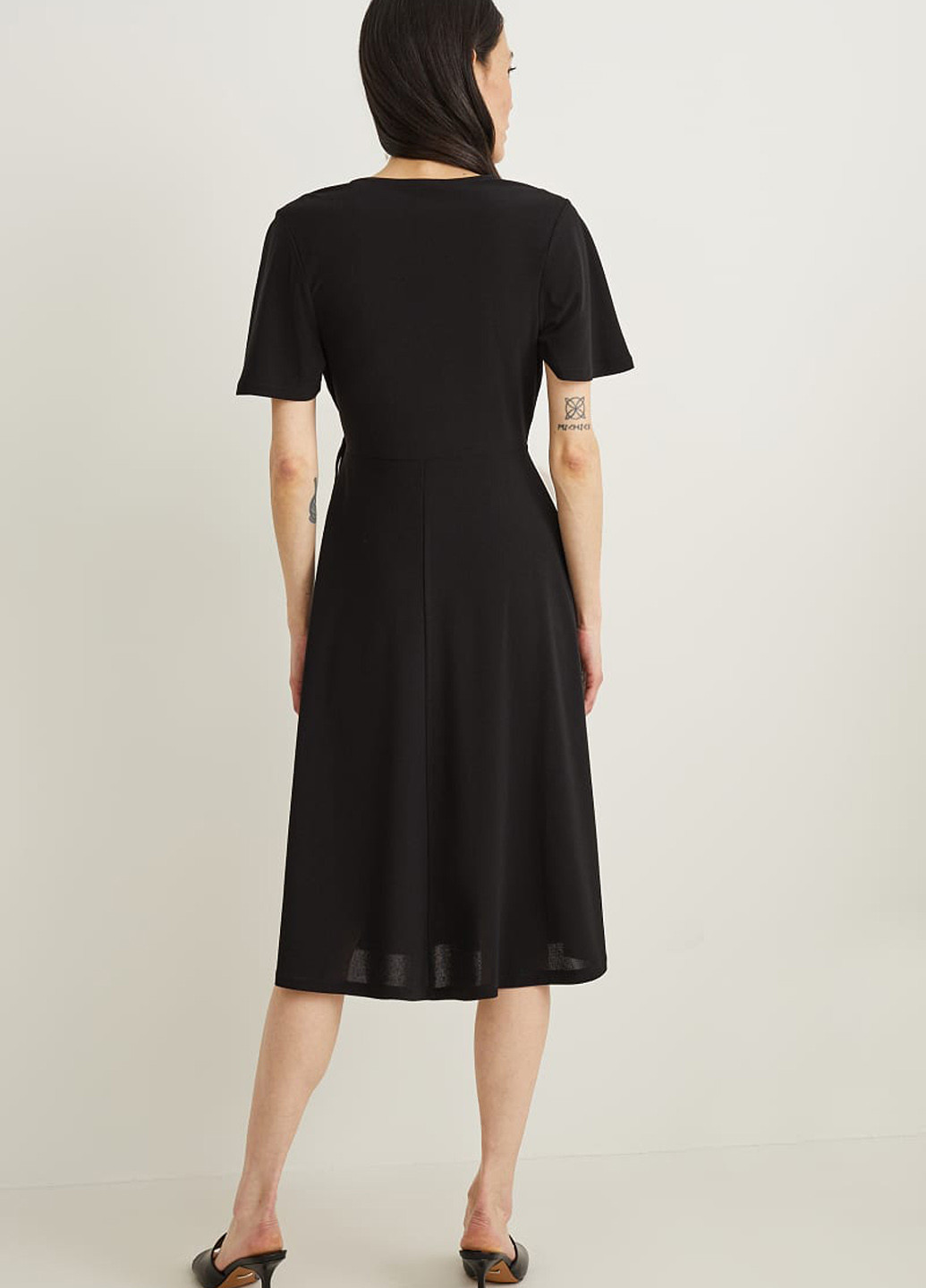 Черное кэжуал платье на запах C&A однотонное