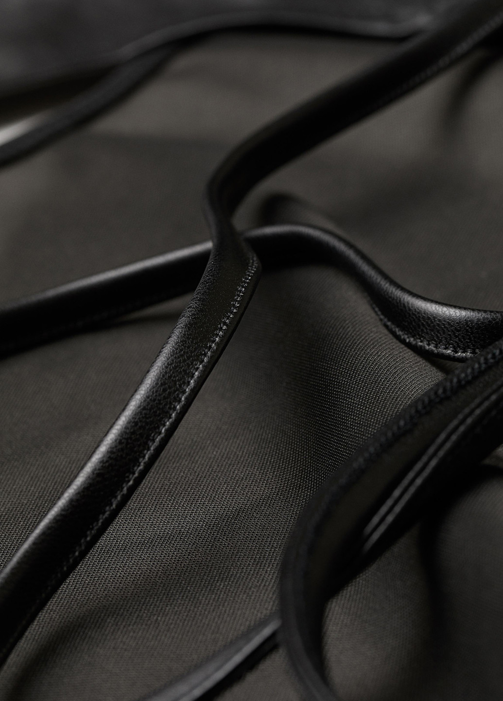 Топ H&M однотонный чёрный кэжуал искусственная кожа, полиэстер