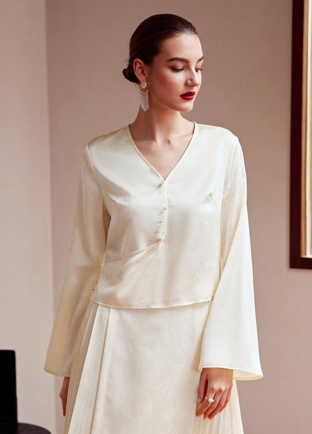 Кремова блуза на запах SHEIN