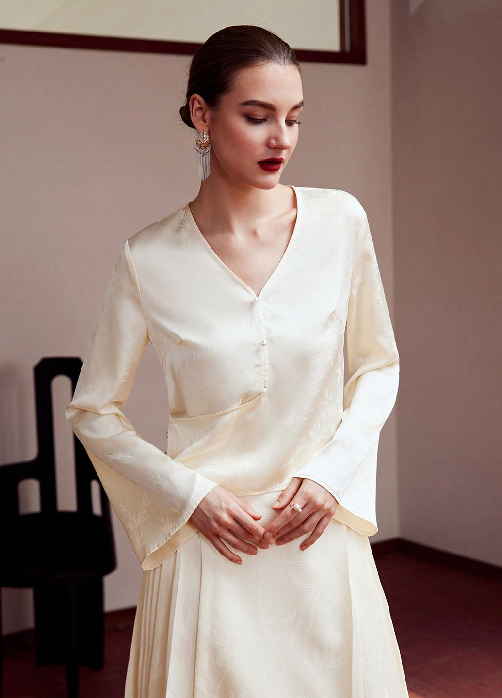 Кремова блуза на запах SHEIN