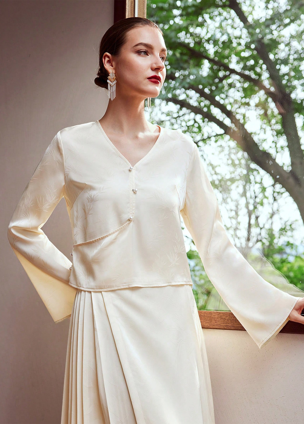 Кремова блуза на запах SHEIN