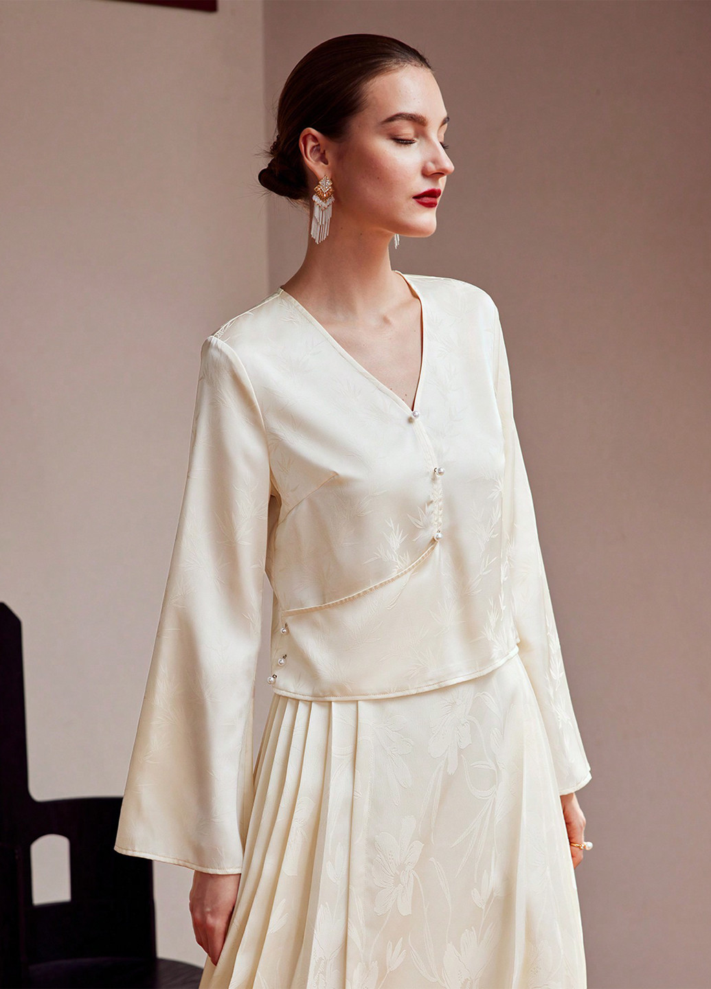 Кремова блуза на запах SHEIN