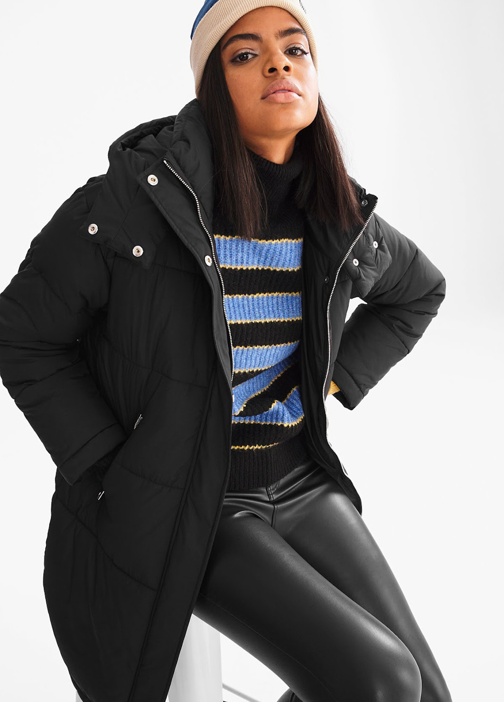 Чорна демісезонна куртка C&A