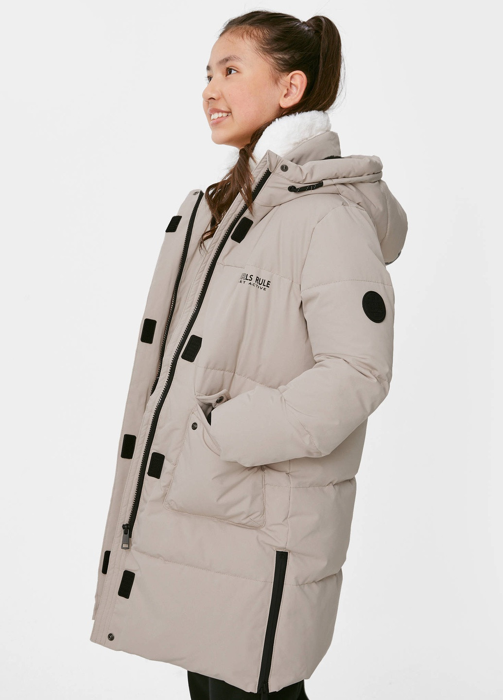 Бежевая зимняя подростковая длинная куртка для девочки зима C&A