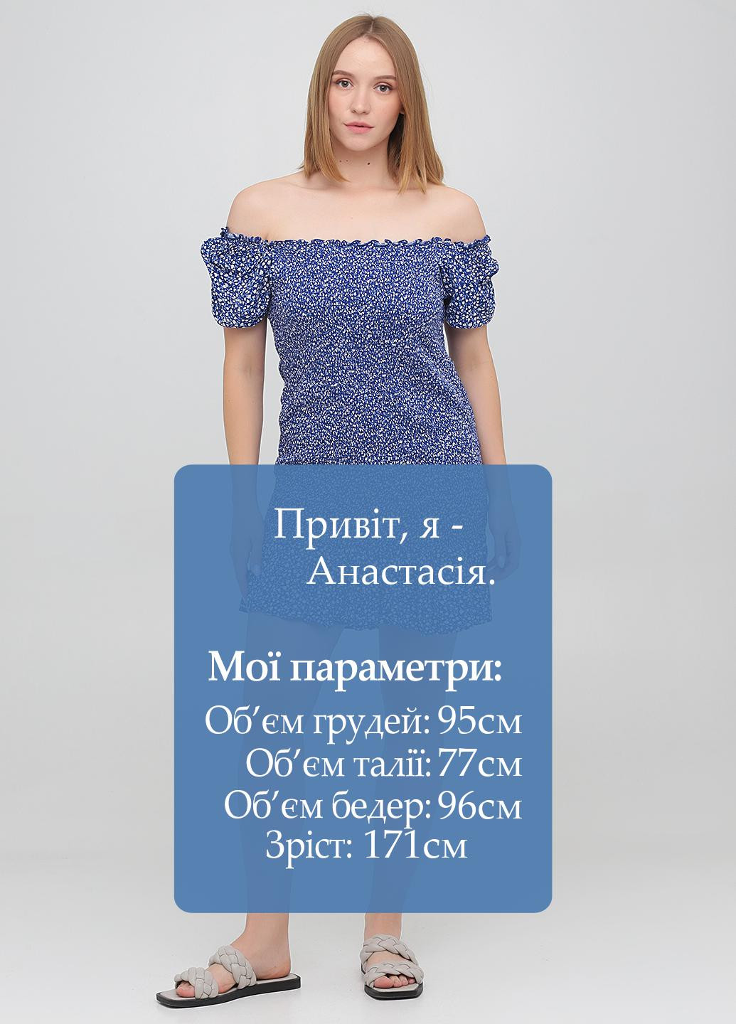Синее кэжуал платье с открытыми плечами Monki с абстрактным узором