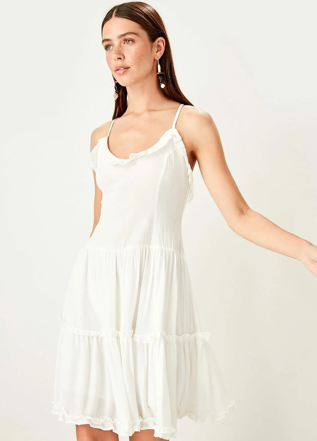 Белое кэжуал платье клеш, с открытой спиной Trendyol однотонное