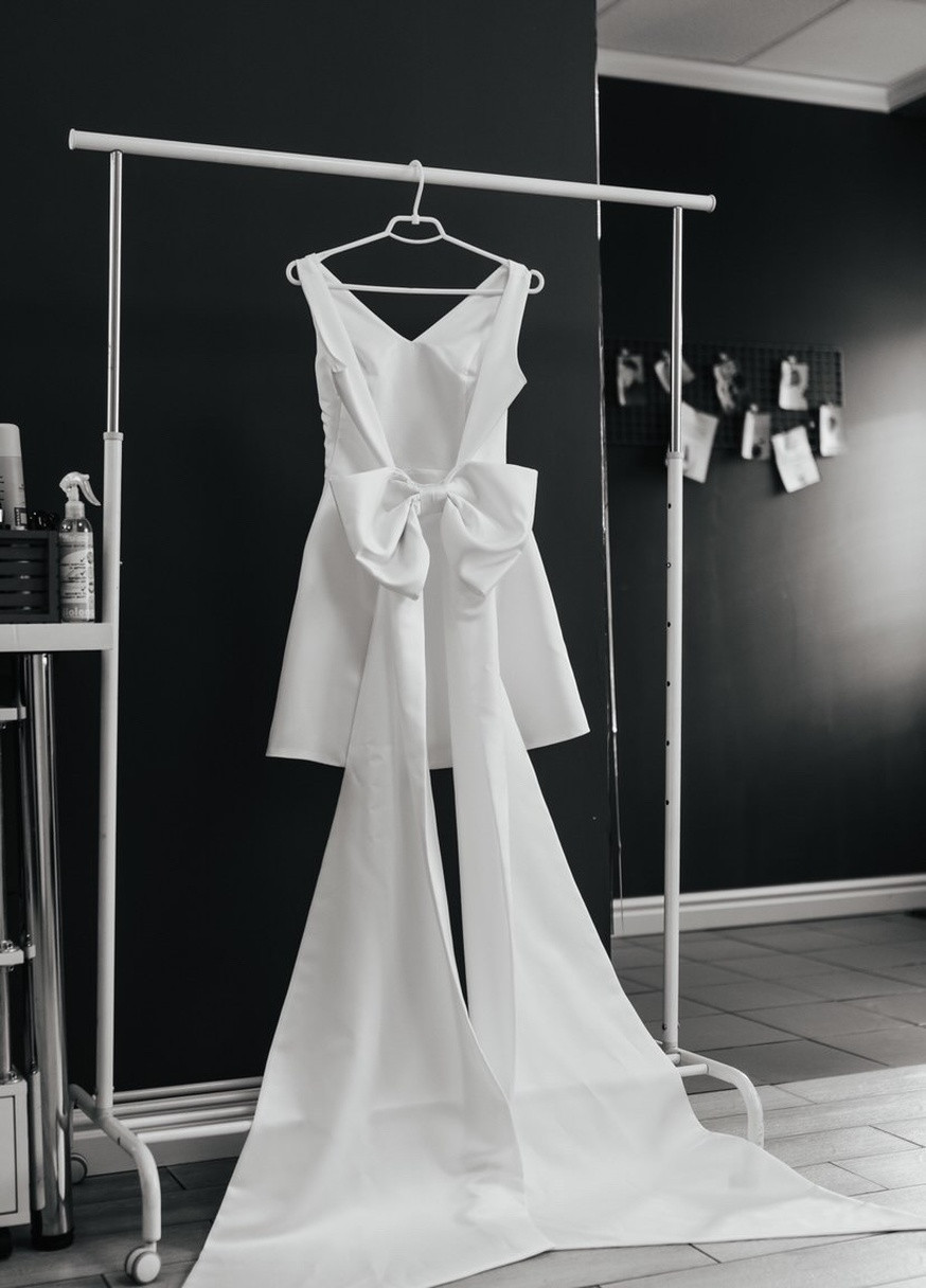 Біла весільна сукня MIDI з бантом. коротка весільна сукня з відкритими плечима MyINDI бант (256455188)