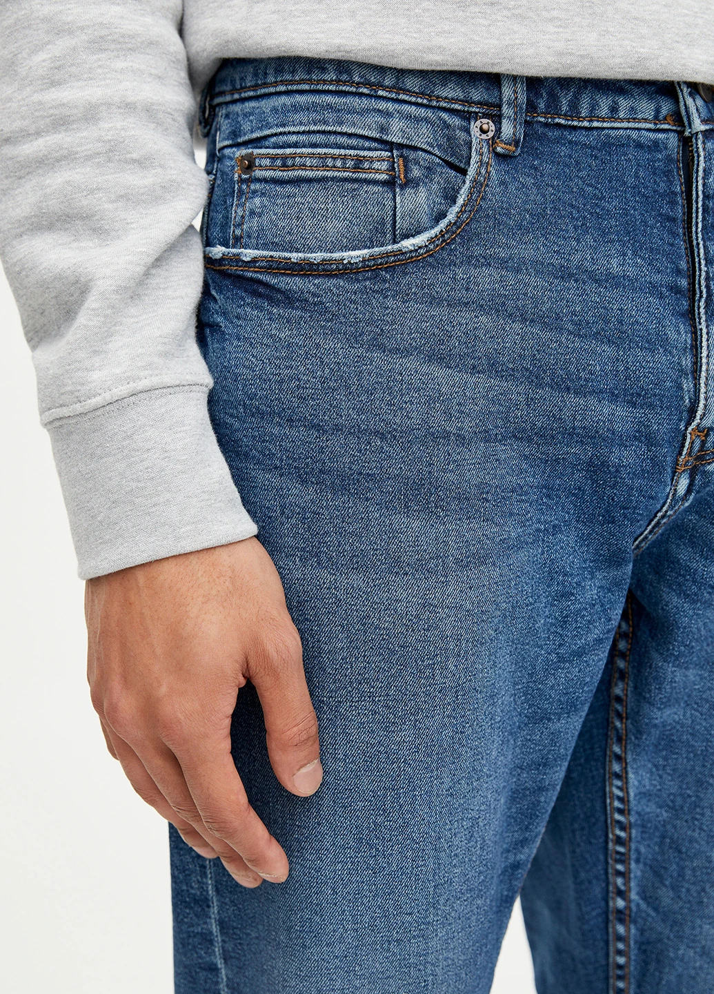 Синие демисезонные зауженные джинсы Pull & Bear