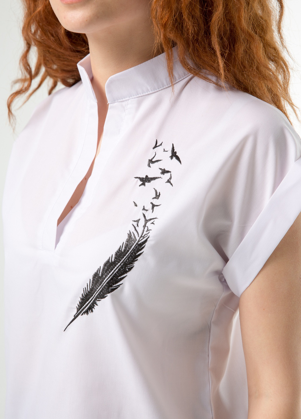 Біла демісезонна зі стильною вишивкою на грудях: "перо та птахи" INNOE Блуза