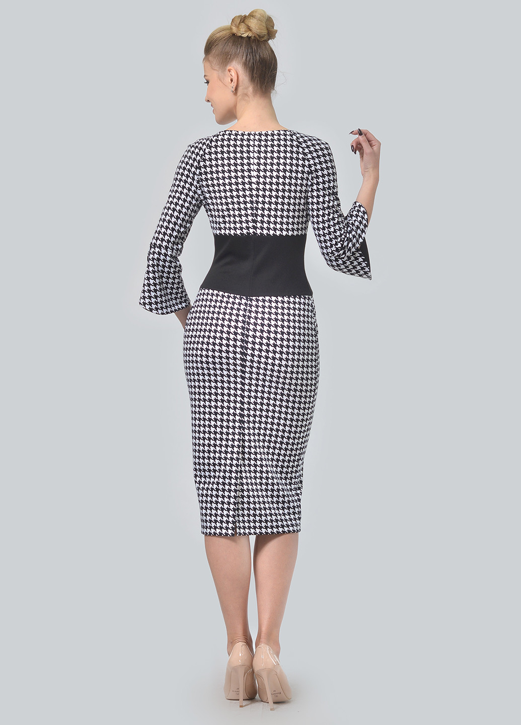 Черное деловое платье футляр Lemon с геометрическим узором