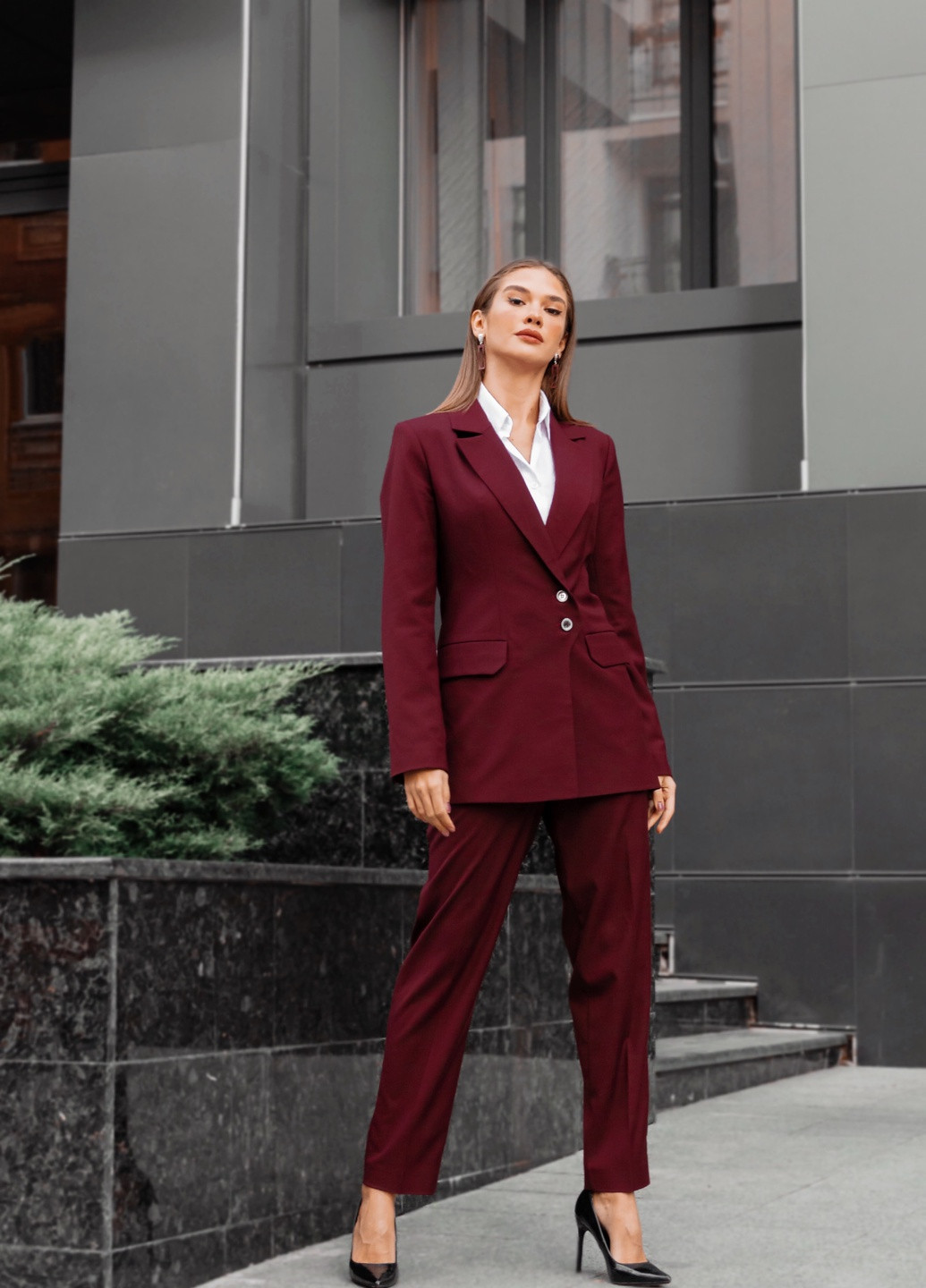 Костюм женский классический цвета марсала Шо Вдягти брючный однотонный темно-бордовый деловой вискоза, костюмная