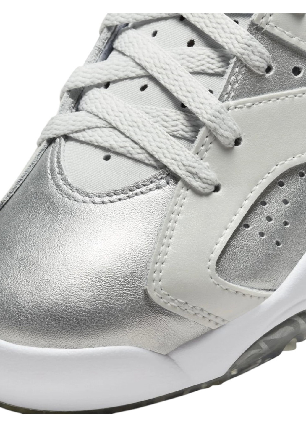 Сріблясті всесезонні кросівки Nike