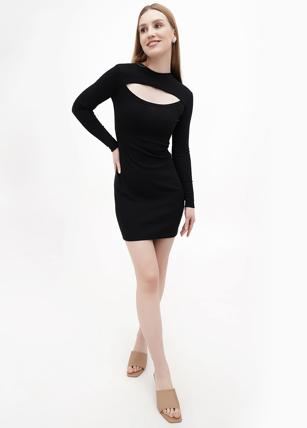 Черное кэжуал платье с вырезом над грудью футляр KASTA design однотонное