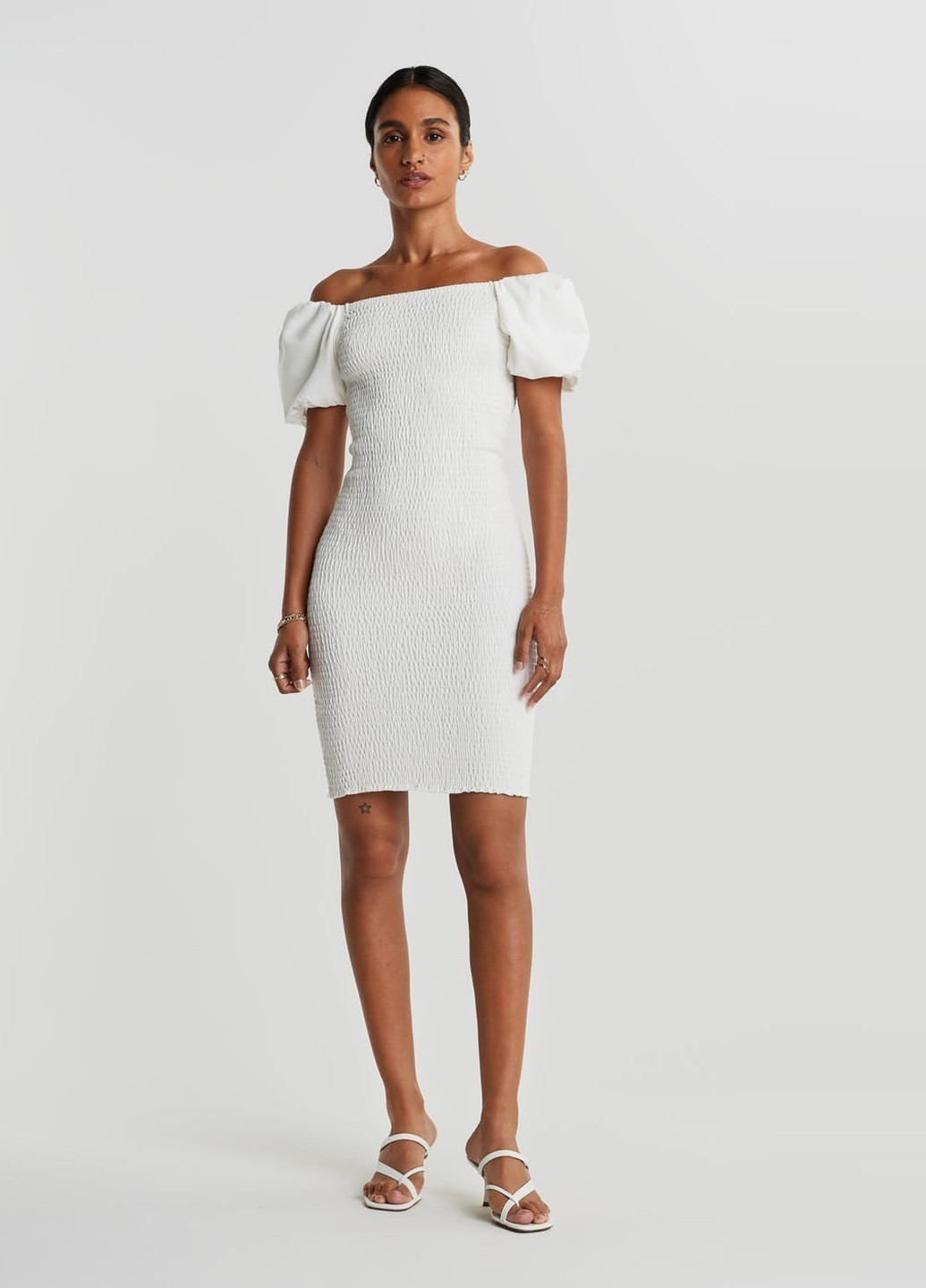 Белое коктейльное платье с открытыми плечами, футляр Gina Tricot однотонное