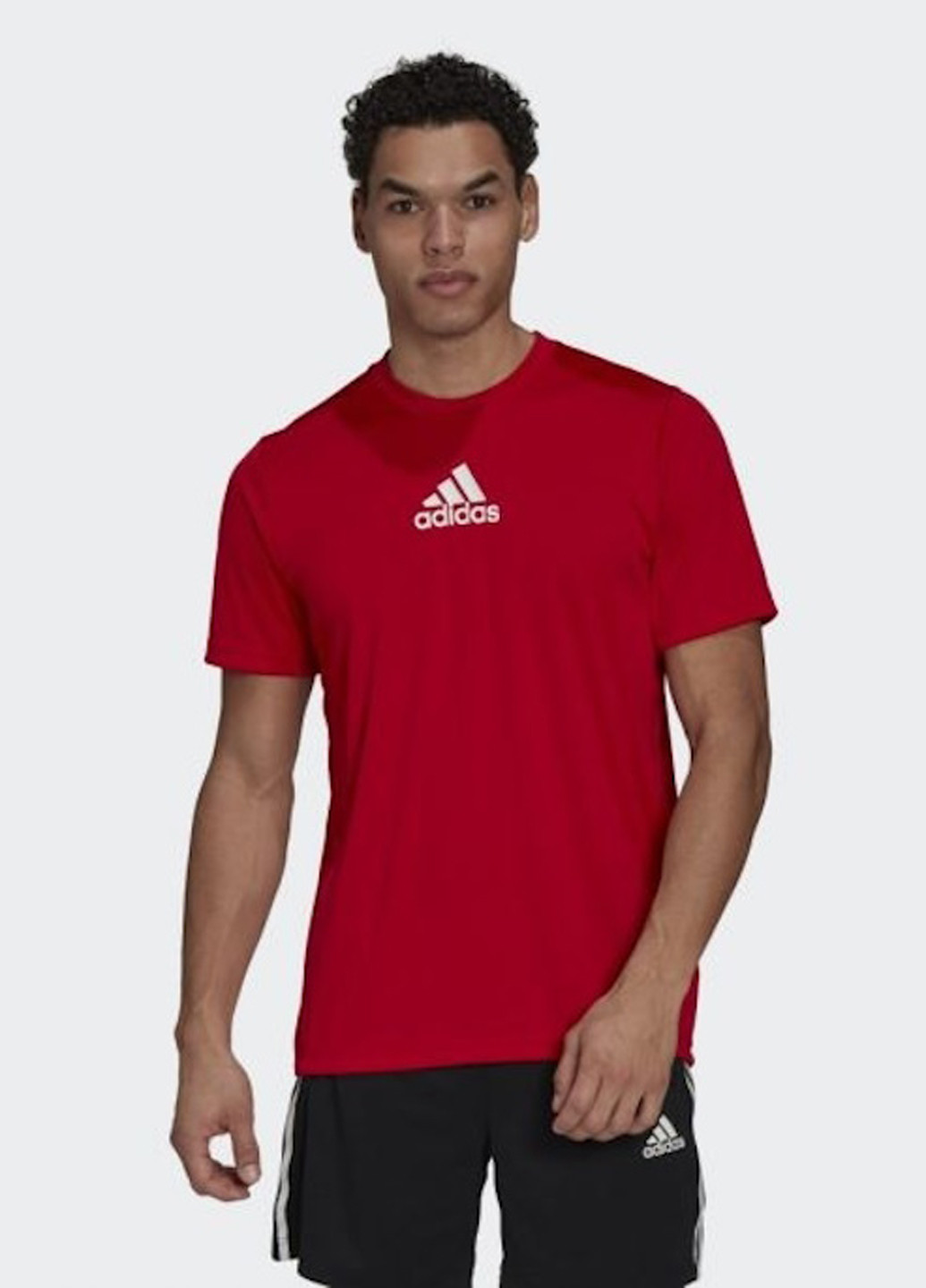 Красная футболка adidas