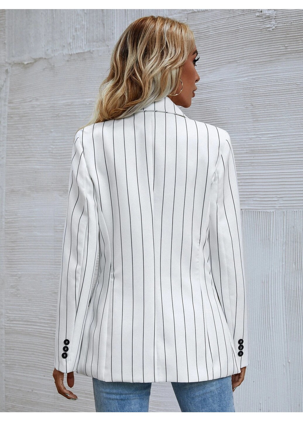 Белый женский блейзер женский удлиненный в полоску style Berni Fashion полосатый - демисезонный