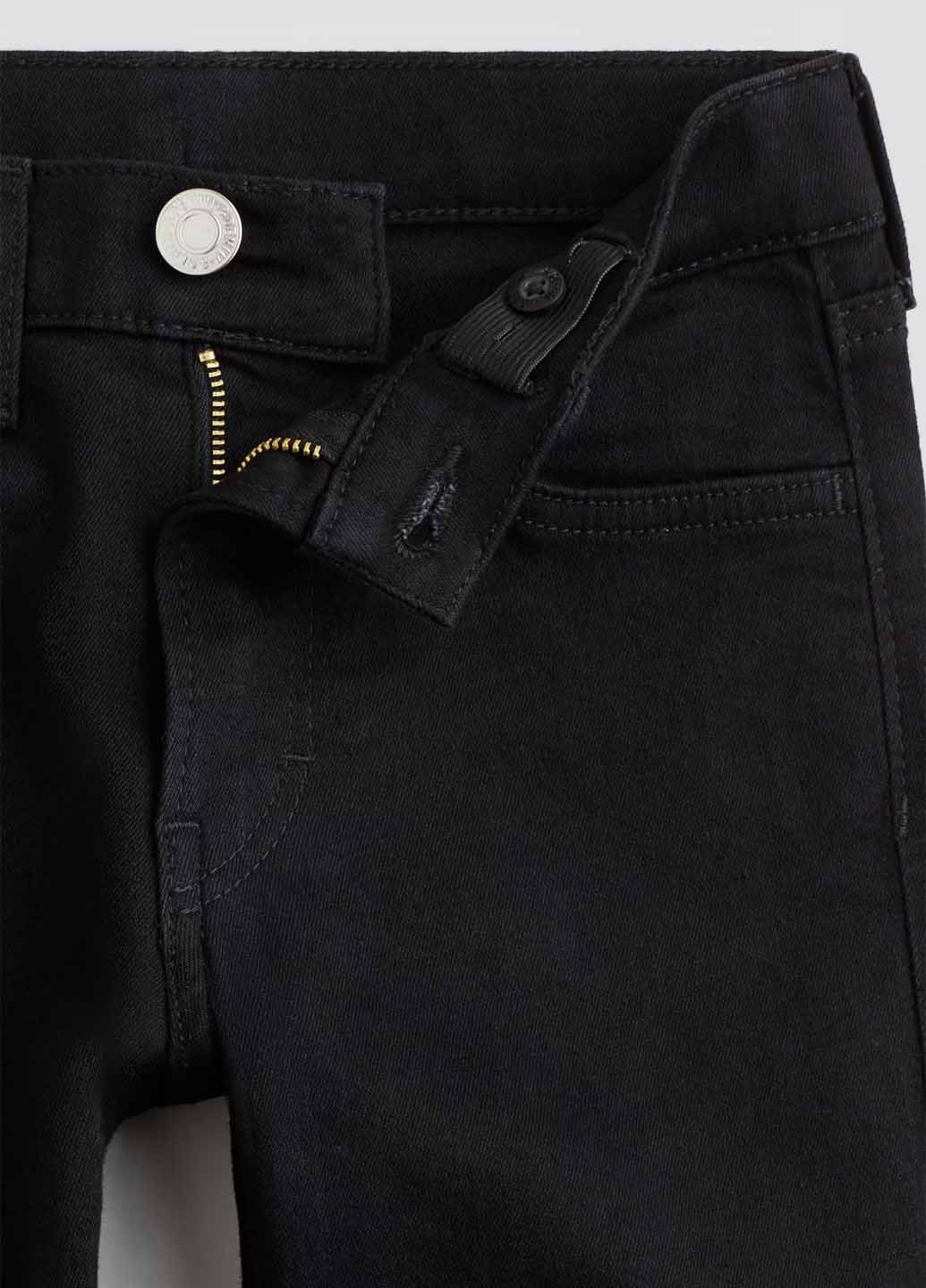 Черные демисезонные зауженные джинсы H&M